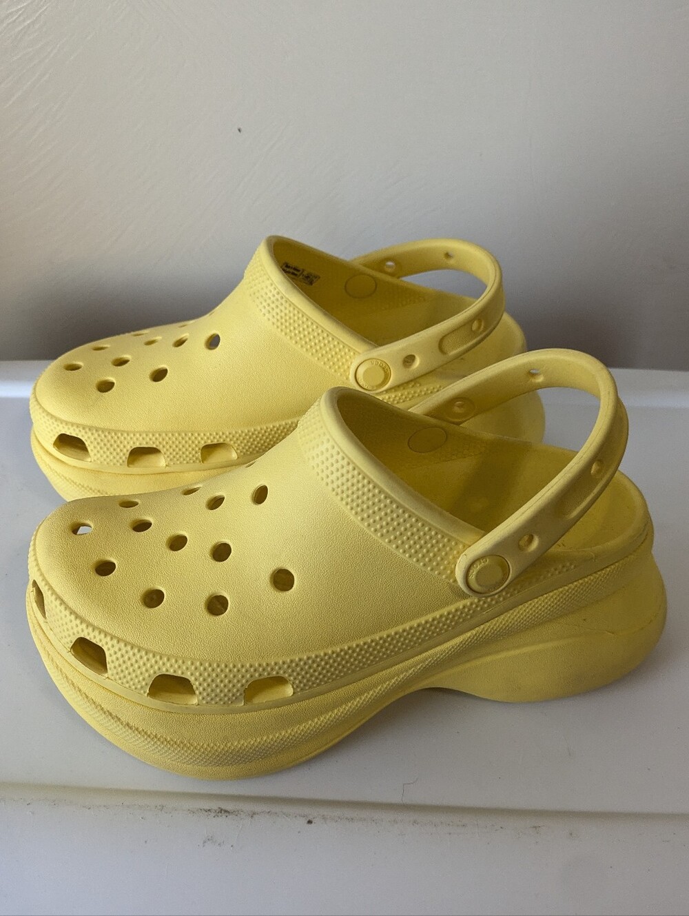 CROCS Mega Crush Platform Clogs, Butter Yellow, Size 6, 😍